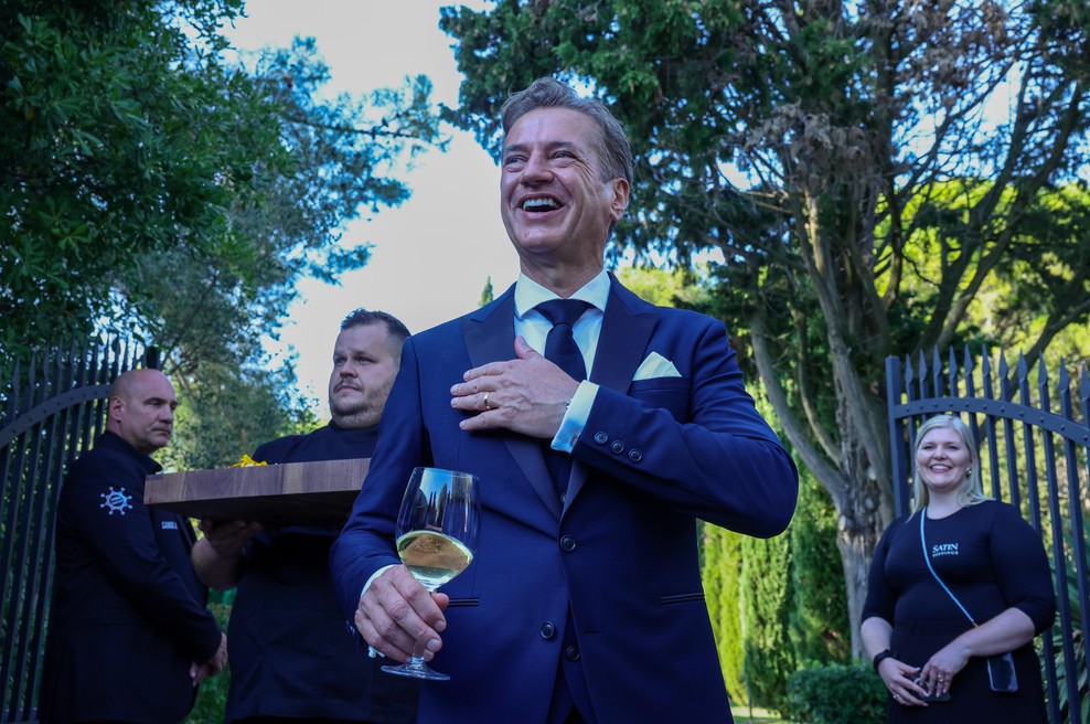 Robert Golob na poroki ni skrival čustev: "Srečen sem, da je rekla DA" (foto: Bobo)