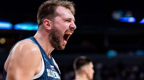 Trenutek, ki je nasmejal vse: Prepoten Luka Dončić skuša objeti Fernandeza