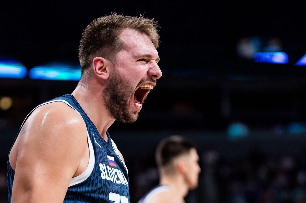Trenutek, ki je nasmejal vse: Prepoten Luka Dončić skuša objeti Fernandeza (foto: profimedia)