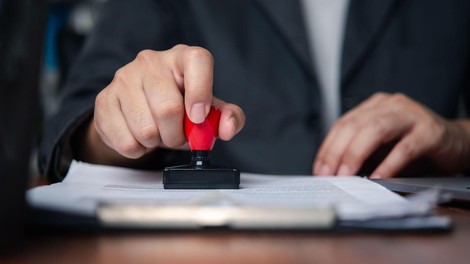 Razkrili množično zlorabo kupljenih jezikovnih certifikatov in dovoljenj za prebivanje, cene pa ...