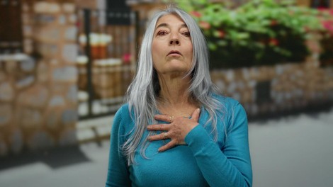 Spor zaradi ograje je upokojenko stal več sto tisoč evrov: Zaradi 30 cm zemlje je izgubila hišo