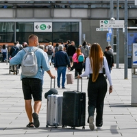 Turisti vse pogosteje po odhodu v sobah puščajo kovčke, tukaj se skriva pravi razlog