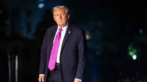 Trump ukazal odstranitev te zgodovinske fotografije, ker je preveč woke