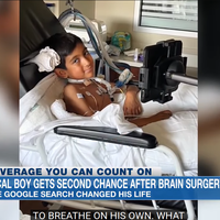 Deček je dobil diagnozo gripe, življenje mu je rešila mama, ko je o simptomih vprašala Google