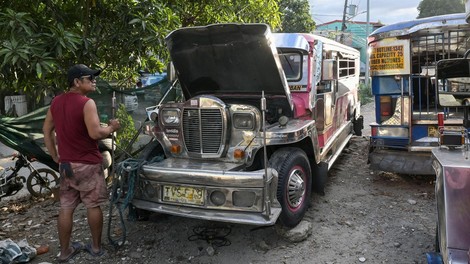 Moški vstopil v garažo in na stropu zagledal viseti ogromno bitje iz grozljivk