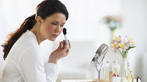 Triki, ki hitro zbrišejo leta z obraza.