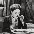 Charlie Chaplin je najmlajšega sina dobil pri 73 letih: Živi čisto drugače od očeta, takole pa je videti