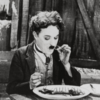 Charlie Chaplin je najmlajšega sina dobil pri 73 letih: Živi čisto drugače od očeta, takole pa je videti