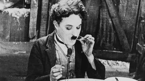 Charlie Chaplin je najmlajšega sina dobil pri 73 letih: Živi čisto drugače od očeta, takole pa je videti