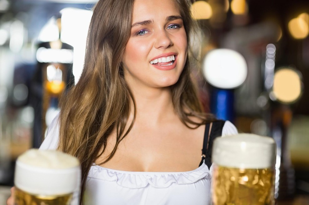 Ljudje se zgražajo nad cenami na Oktoberfestu, a je pivo drago tudi drugod po Nemčiji (foto: profimedia)