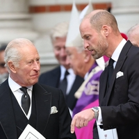 Med kraljem Karlom in princem Williamom počilo, za vse je krivo tole
