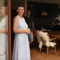 Ana živi v najlepši hiši na svetu, ki je narejena iz stekla: "Kot bi živel zunaj, v resnici pa si v varnem zavetju"