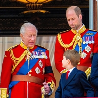 Kraljeva drama se nadaljuje: Kralj Karel in princ William proti Harryju?