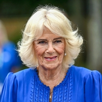 Takšne Camille Parker Bowles ne vidimo skoraj nikoli, skoraj nič ličil in daleč od stila kraljeve dame