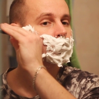 Oče si je po 8 letih prvič obril brado, potem pa na kamero ujel zabavno reakcijo 3-letne hčerke