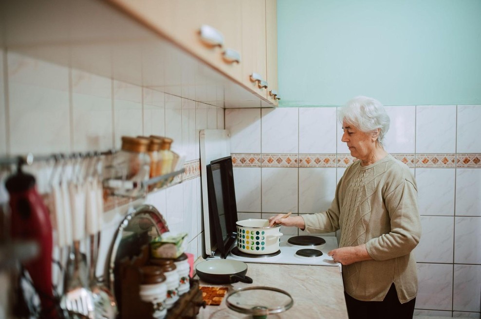 Babica v kuhinji (foto: Profimedia)
