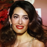 Amal Clooney s temi preprostimi pravili vsako modno kombinacijo naredi glamurozno