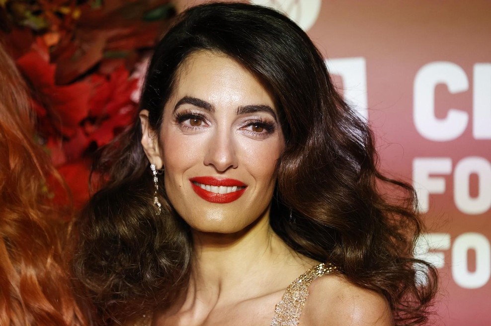 Amal Clooney s temi preprostimi pravili vsako modno kombinacijo naredi glamurozno (foto: Profimedia)