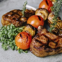 Nasvet mesarja za pripravo svinjskih kotletov: tako bo meso ostalo sočno in se kar topilo v ustih