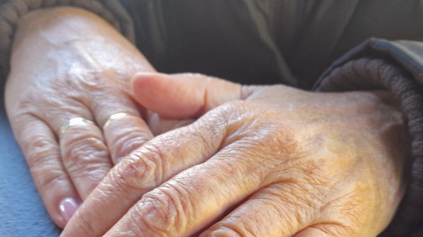 roke starese zenske upokojenka