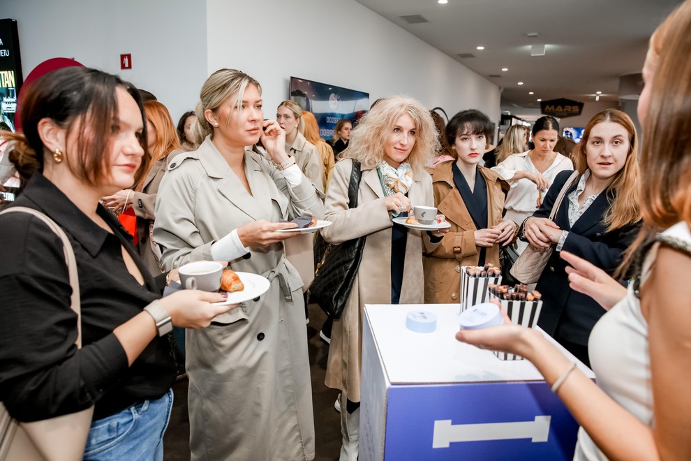 Udeleženke so z zanimanjem poslušale o novih lepotnih izdelkih in jih preizkusile.