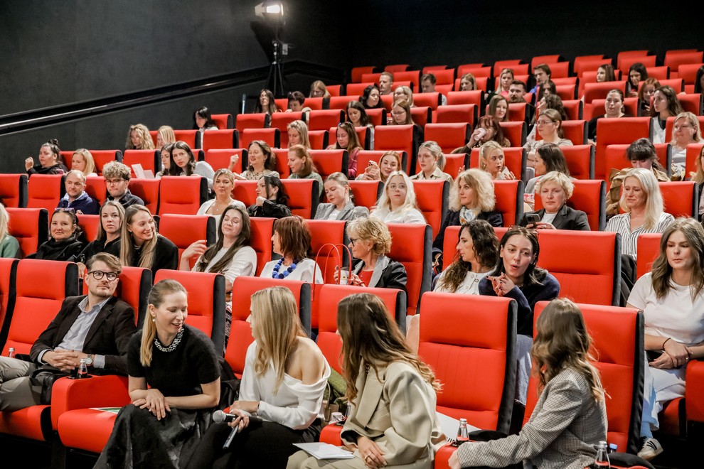 Udeleženke so se udobno namestile in ob 9.30 uri smo začeli s predavanji. Najprej je bila na vrsti ...