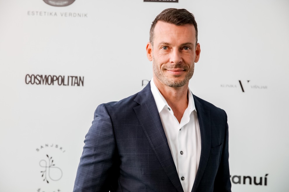 Za njim je na oder stopil Igor Višnjar, dr. med. spec. splošne, plastične, rekonstrukcijske in estetske kirurgije, ki nam je …