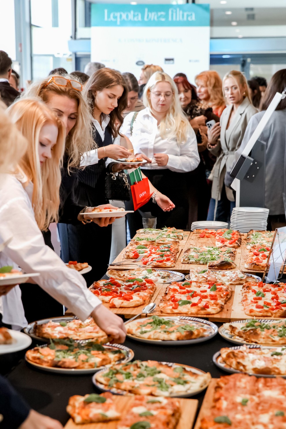 Čakalo nas je presenečenje. Med odmorom smo si privoščile okusne pice ...