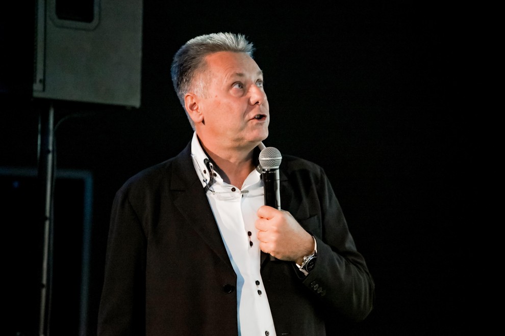 Naslednji, ki nas je popeljal v svet estetske kirurgije, je bil prof. dr. Uroš Ahčan, dr. med. spec. plastične, rekonstrukcijske …