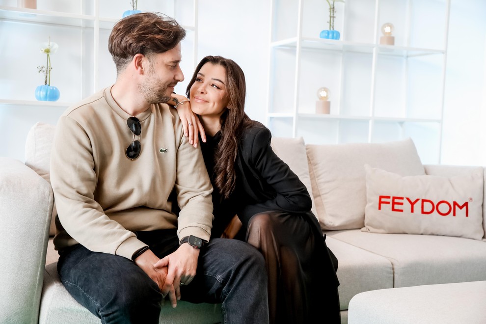 Sanji Grohar pa je ob strani stal njen mož Matej.