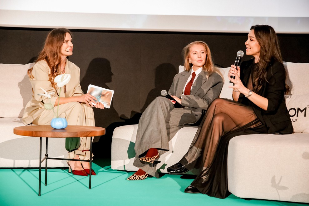 In še zadnja okrogla miza in s tem zadnja dejavnost na 8. Cosmo konferenci. Hajdi Korošec Jazbinšek in Sanja Grohar …