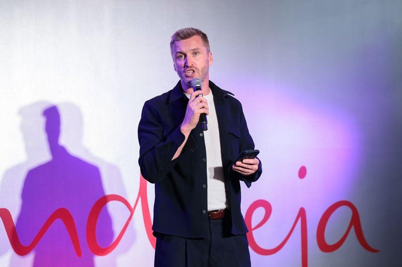 Denis Avdić, Helena Blagne, Davor Radolfi, Matej Zemljič, Robert Petan, Janez Škrabec in minister Matjaž Han počastili izid dveh novih knjig Andreje Jernejčič