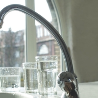 Je voda iz pipe sploh še varna za pitje? Strokovnjak odgovarja