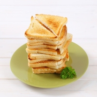 Mnogi obožujejo toast že za zajtrk. Kako varna izbira je v resnici?