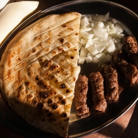 To je skrivnost najboljših čevapčičev, ki jih dobite le v Sarajevu, ključna pa je ena sestavina