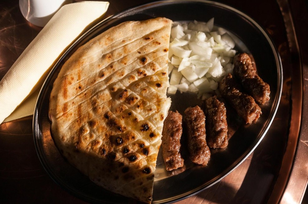 To je skrivnost najboljših čevapčičev, ki jih dobite le v Sarajevu, ključna pa je ena sestavina (foto: profimedia)