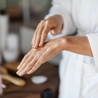 Suhe roke pozimi: najboljši triki proti hrapavi in razpokani koži