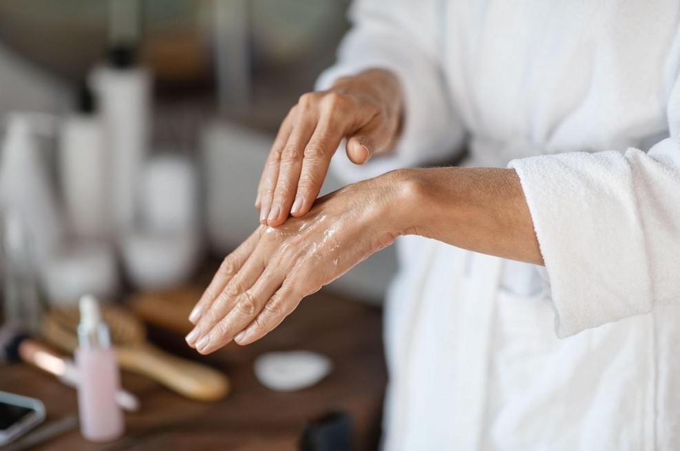 Suhe roke pozimi: najboljši triki proti hrapavi in razpokani koži (foto: Profimedia)