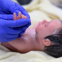 Mož priznal, da po tistem, ko je bil prisoten pri porodu, le še s težavo intimen z ženo