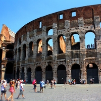 Porušil se stolp v Rimu blizu Koloseja: Ljudje so ostali ujeti pod ruševinami