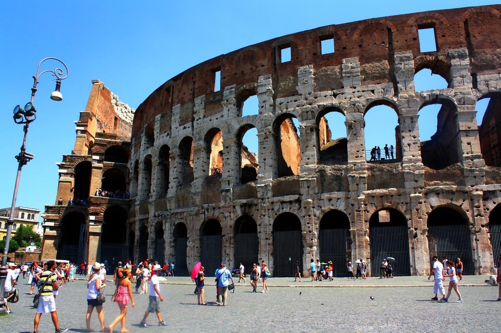 Porušil se stolp v Rimu blizu Koloseja: Ljudje so ostali ujeti pod ruševinami (foto: profimedia)