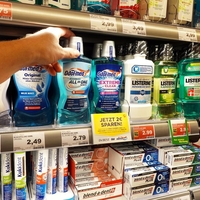 Ta priljubljena ustna vodica, ki jo imajo doma mnogi, pogrnila na testu