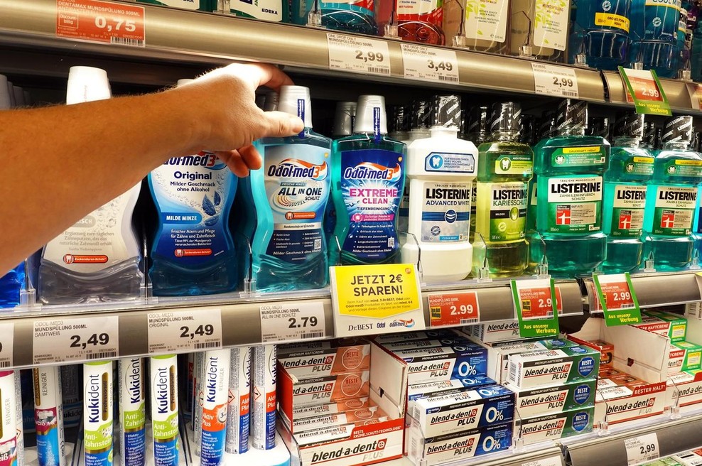 Ta priljubljena ustna vodica, ki jo imajo doma mnogi, pogrnila na testu (foto: Profimedia)