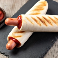 Šokantna resnica o hrenovkah: Po tem videu jih ne boste mogli več niti pogledati