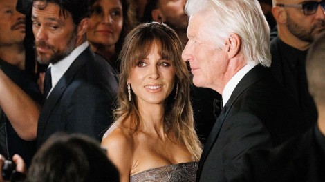 Ima ženo, ki je od njega mlajša 34 let, in v tem je njegova skrivnost: "Samo, ko mi ona to dovoli"