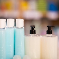 Ta prestižen gel za prhanje na testu doživel nezadostno oceno, krive te sporne sestavine