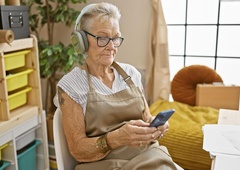 Poslušanje glasbe po 70. letu zmanjša tveganje za demenco za 39 odstotkov