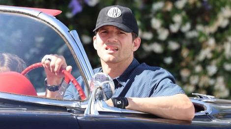 kronično zamujanje, Ashton Kutcher