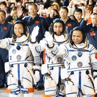 Trije astronavti obtičali v vesolju, potem ko je 'nekaj' zadelo kapsulo za vrnitev