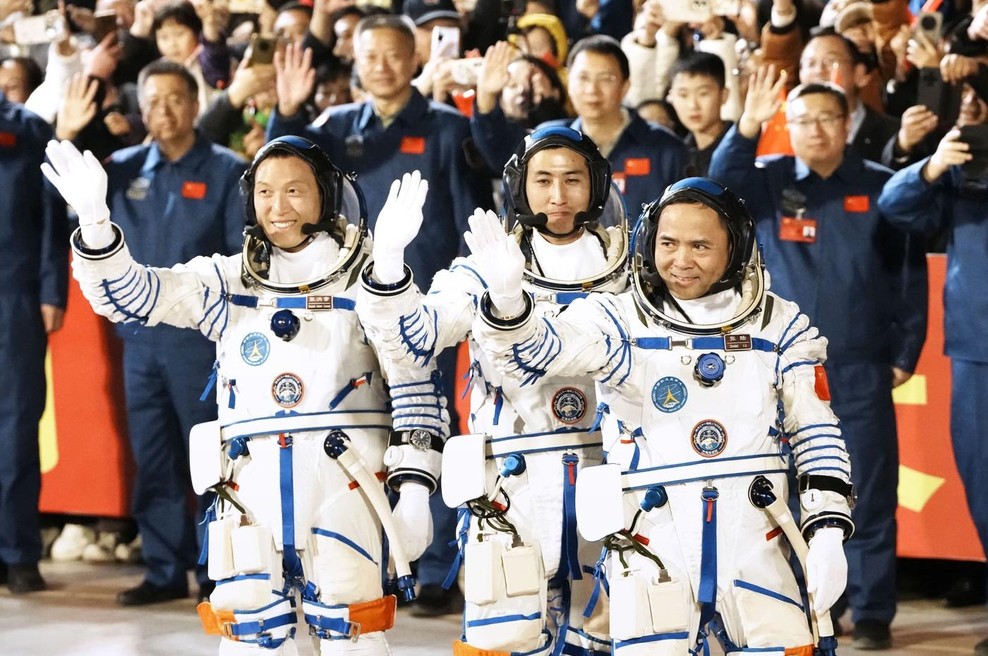 Trije astronavti obtičali v vesolju, potem ko je 'nekaj' zadelo kapsulo za vrnitev (foto: profimedia)